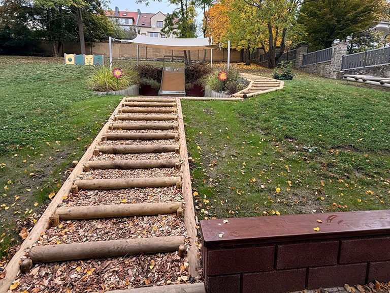 Nachdem unser Spielplatz fertig geworden ist, bekamen wir nun in diesem Jahr unseren Weg zur Rutsche und ein schönes Sonnensegel